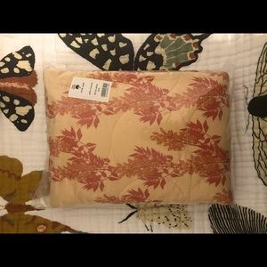 NWT Kate Quinn Spice Wisteria Circle Quilt